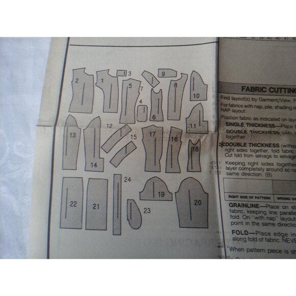 Vintage Vogue sewing pattern 2048 Bill Blass double-breasted jacket and skirt - Picture 7 of 8